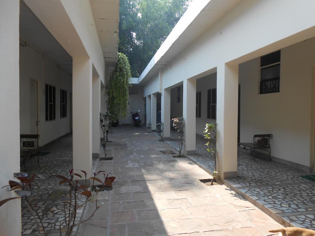 Hotel Sheela, 100M From Taj Mahal Агра Экстерьер фото
