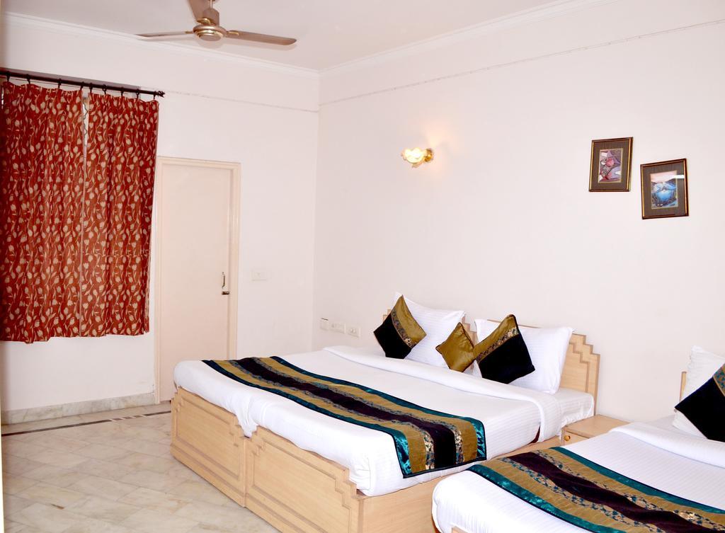 Hotel Sheela, 100M From Taj Mahal Агра Экстерьер фото
