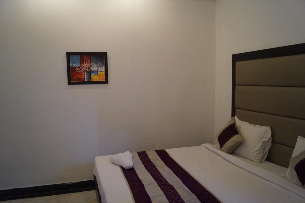 Hotel Sheela, 100M From Taj Mahal Агра Экстерьер фото